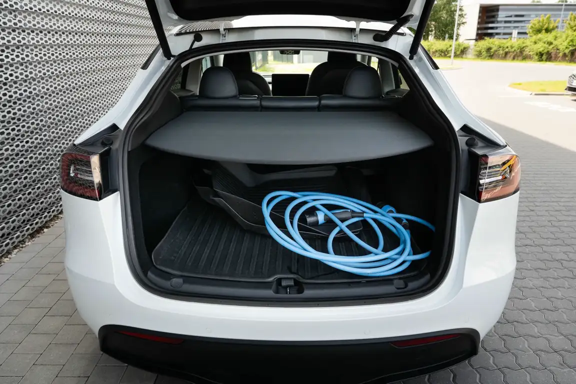 TESLA MODEL Y