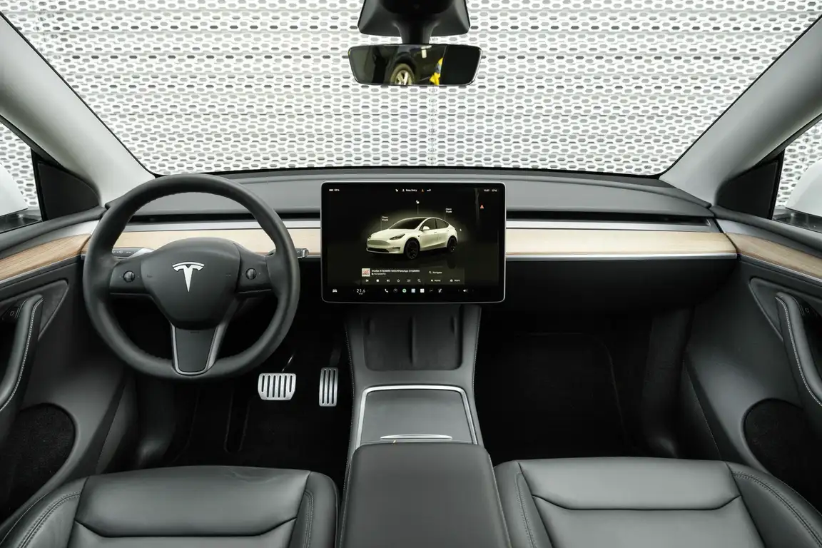 TESLA MODEL Y
