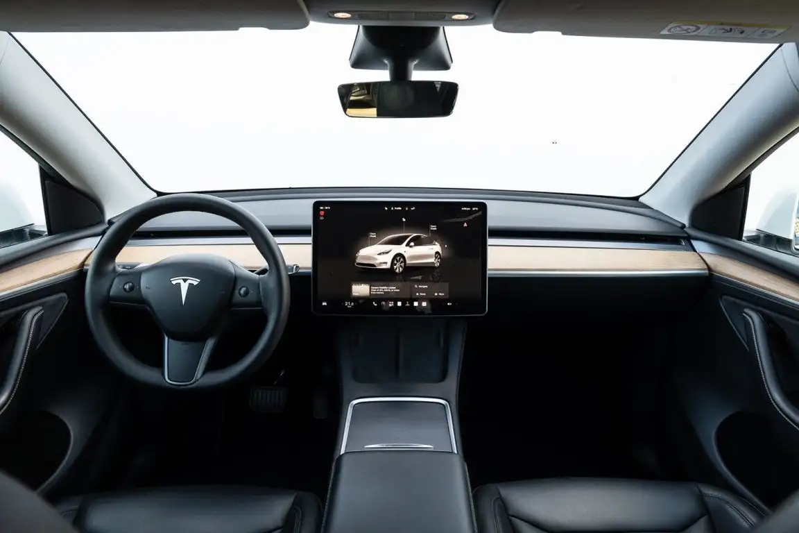 TESLA MODEL Y