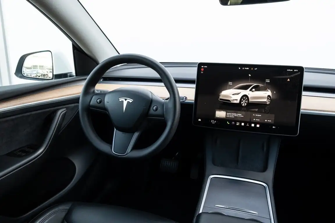 TESLA MODEL Y
