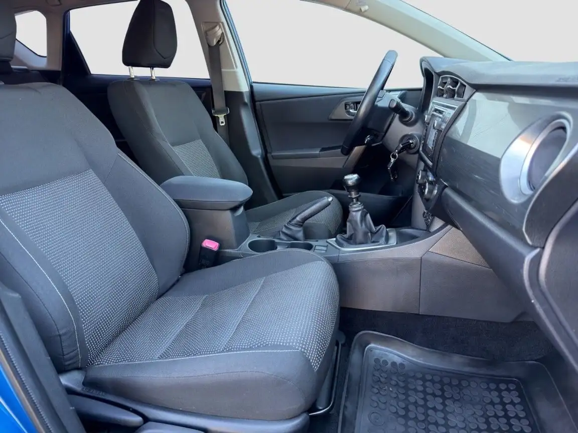 TOYOTA AURIS