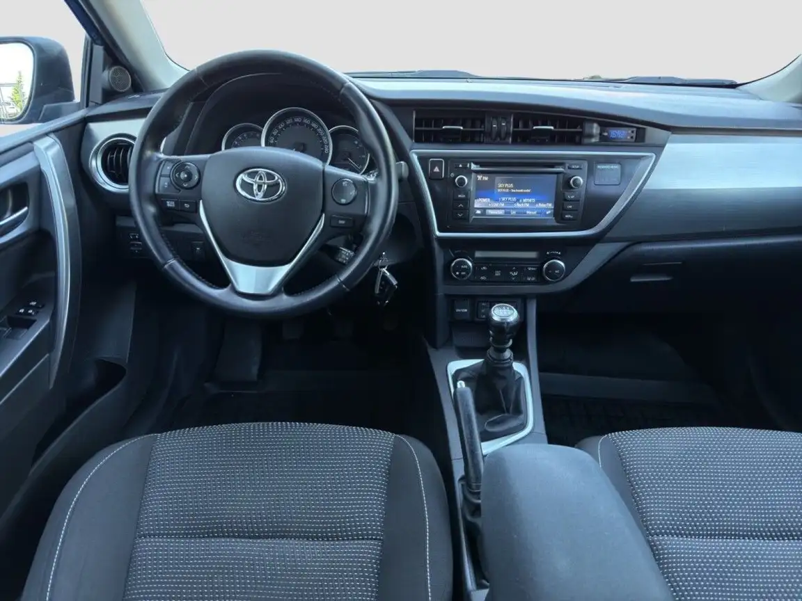 TOYOTA AURIS