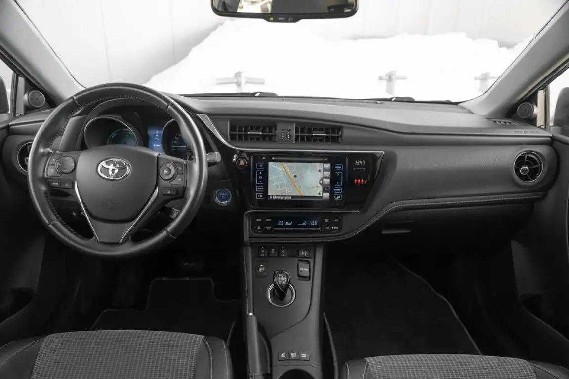 TOYOTA AURIS