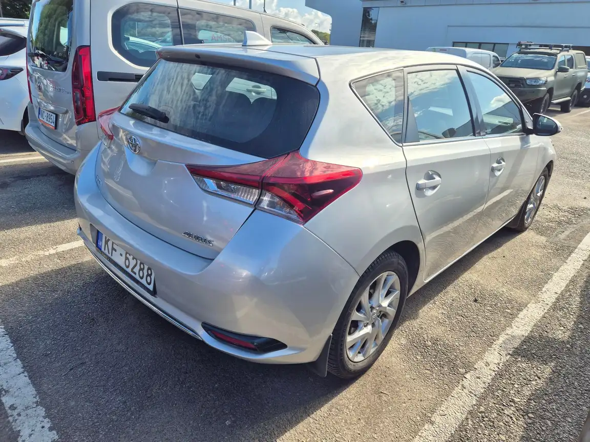 TOYOTA AURIS