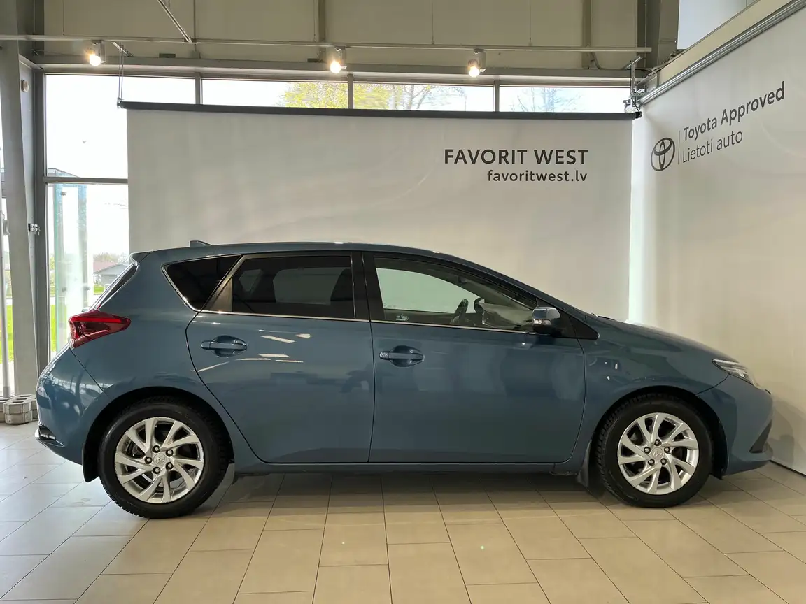 TOYOTA AURIS