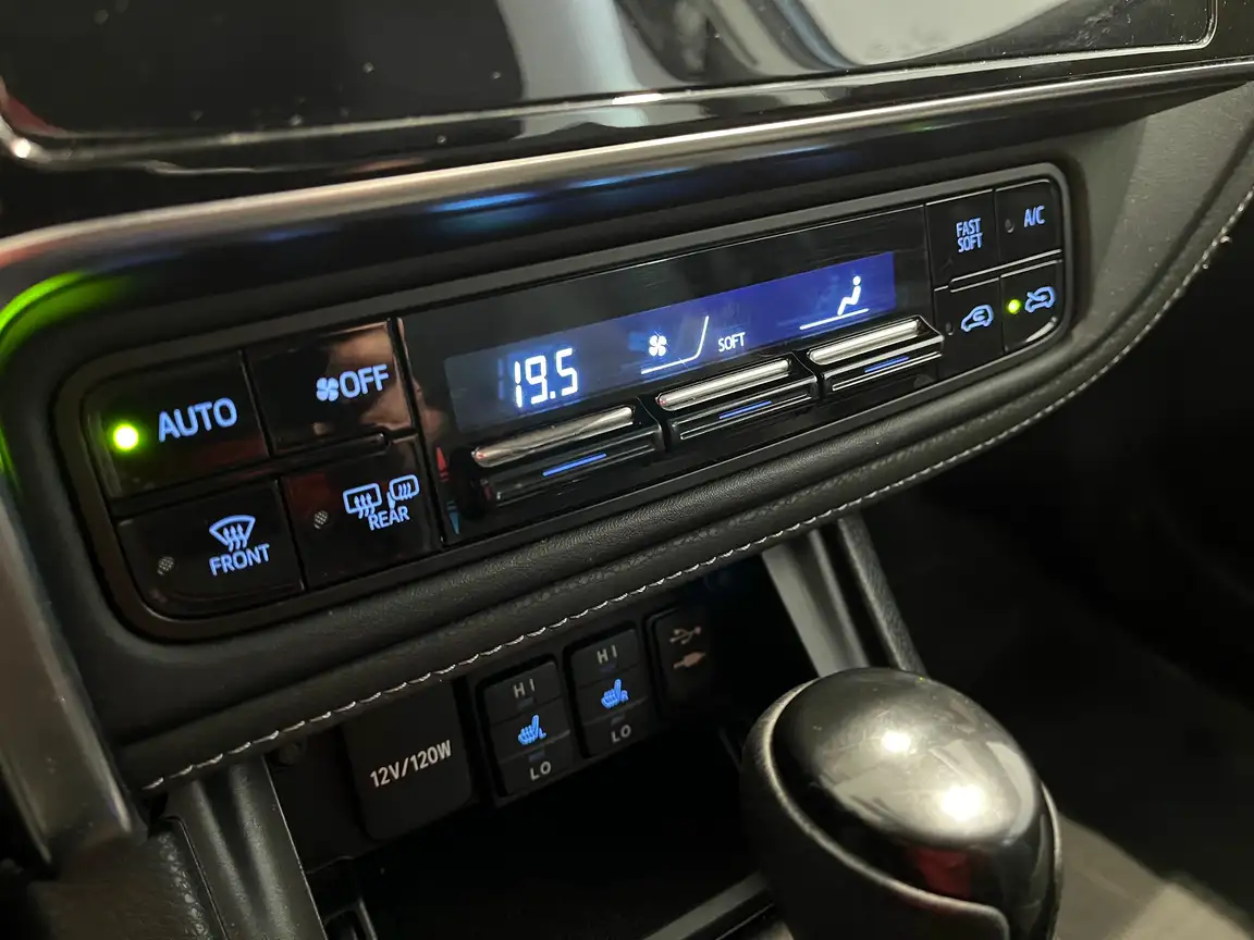 TOYOTA AURIS