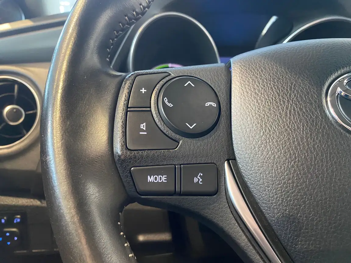 TOYOTA AURIS
