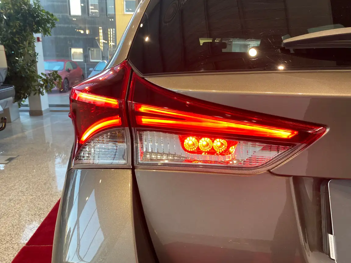TOYOTA AURIS