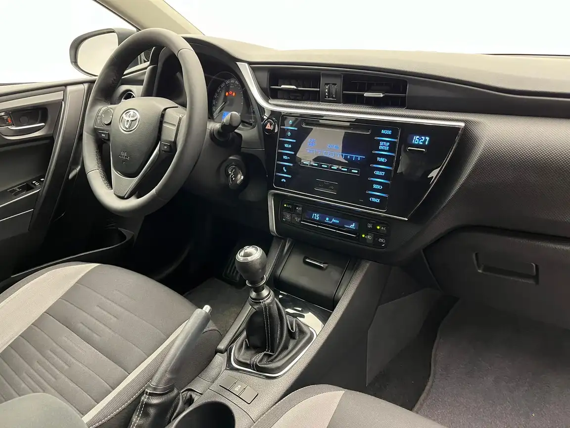 TOYOTA AURIS