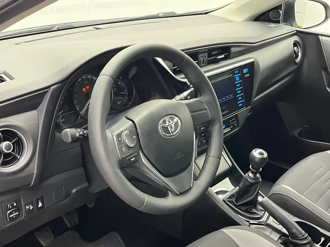TOYOTA AURIS
