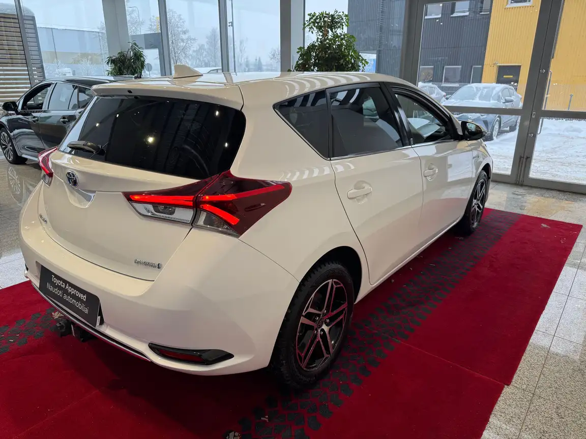 TOYOTA AURIS