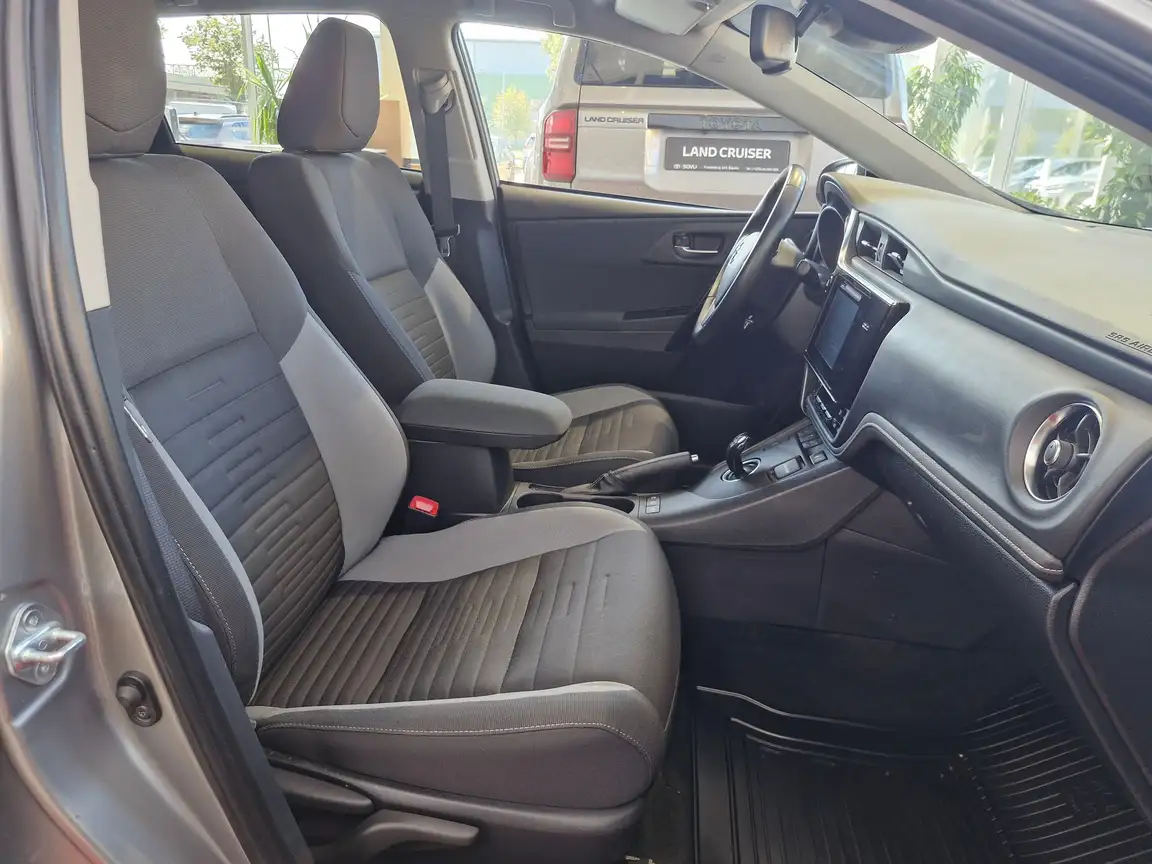 TOYOTA AURIS
