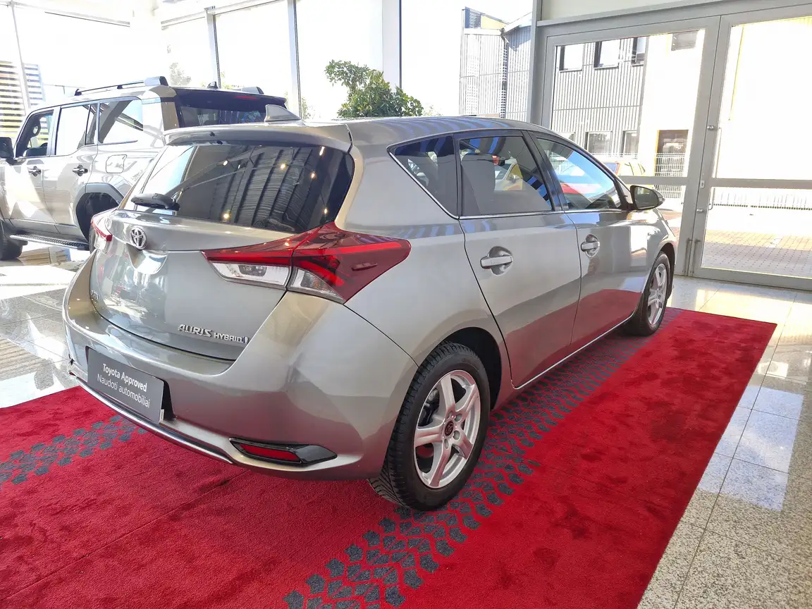 TOYOTA AURIS