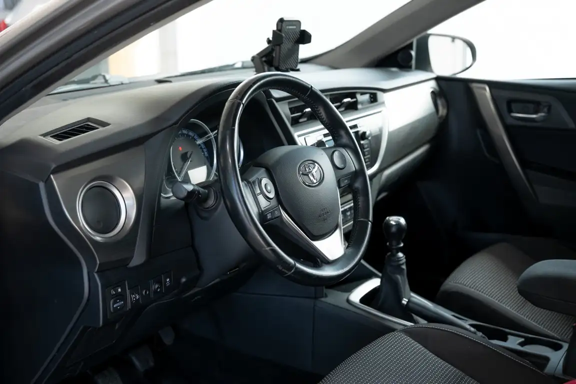 TOYOTA AURIS