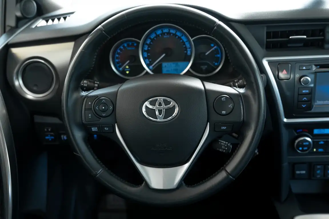TOYOTA AURIS