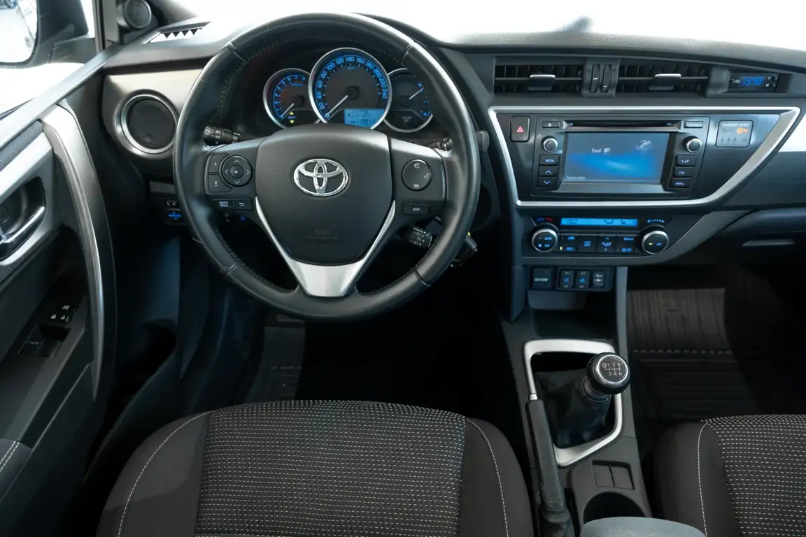 TOYOTA AURIS