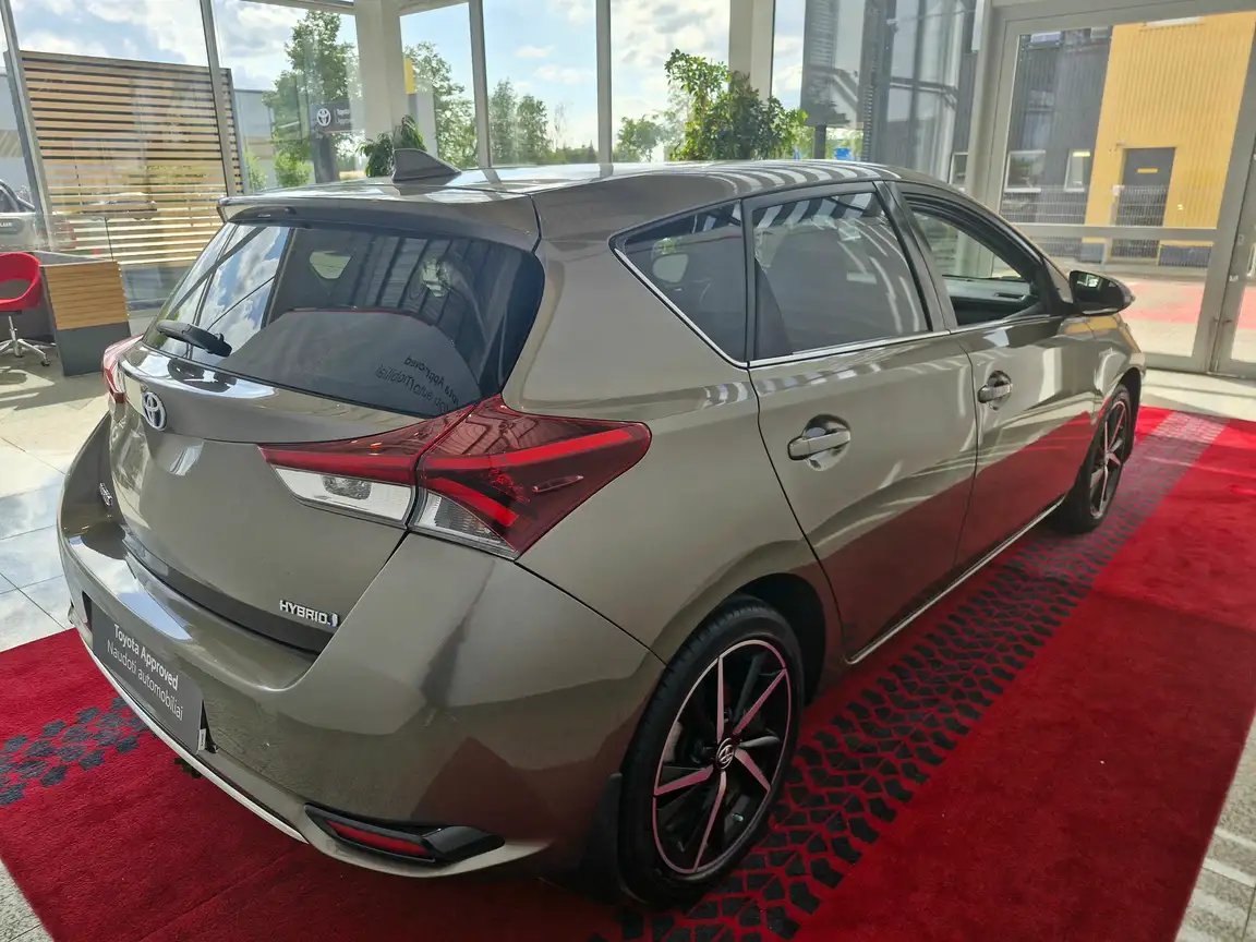 TOYOTA AURIS