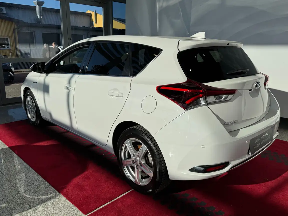 TOYOTA AURIS