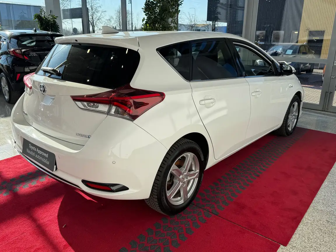 TOYOTA AURIS
