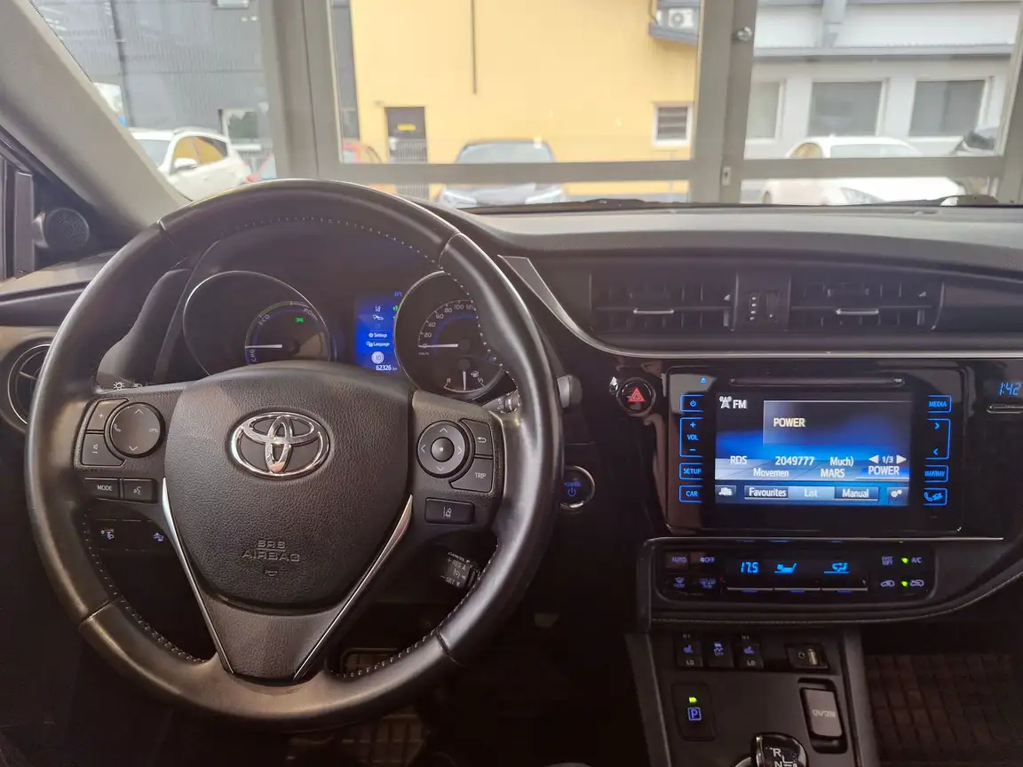 TOYOTA AURIS