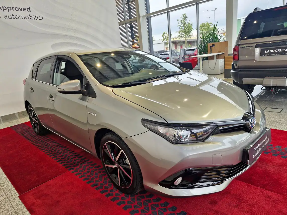 TOYOTA AURIS