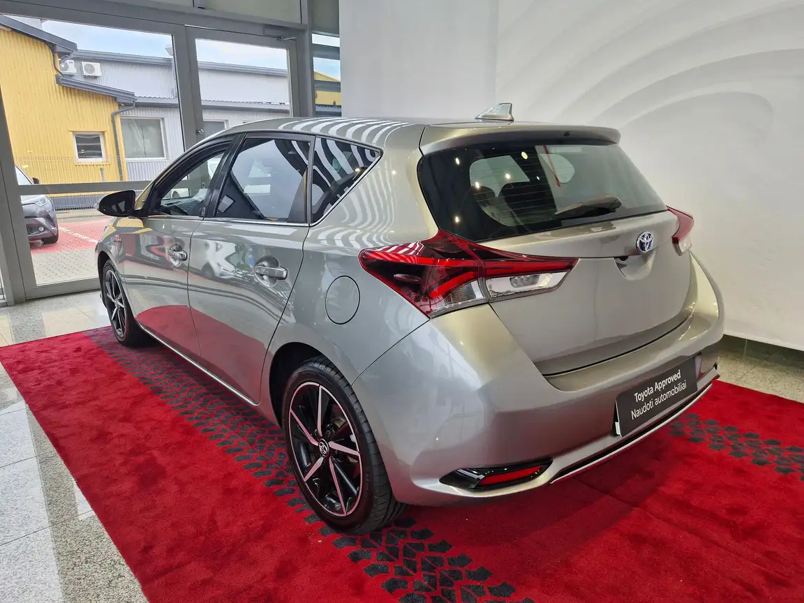 TOYOTA AURIS
