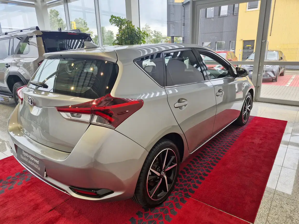 TOYOTA AURIS