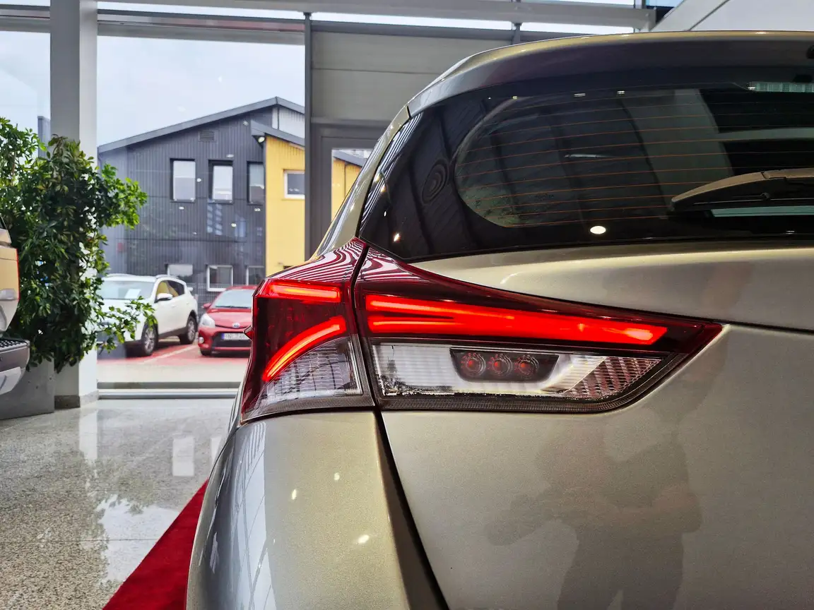TOYOTA AURIS