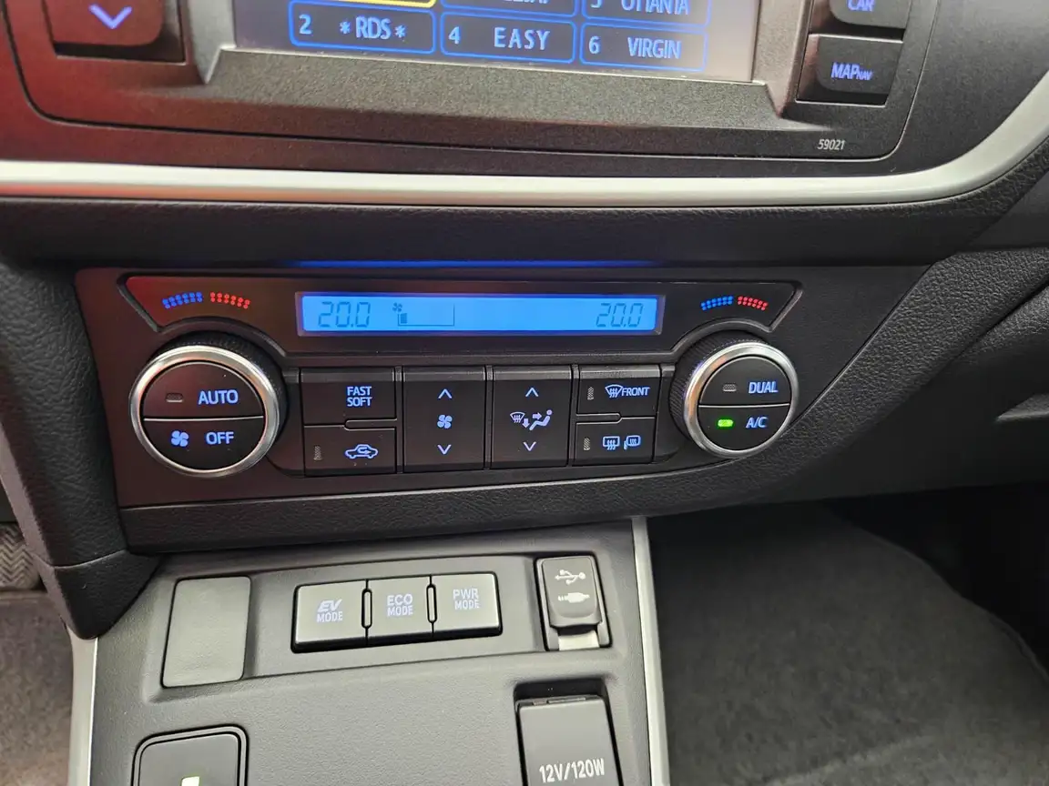 TOYOTA AURIS