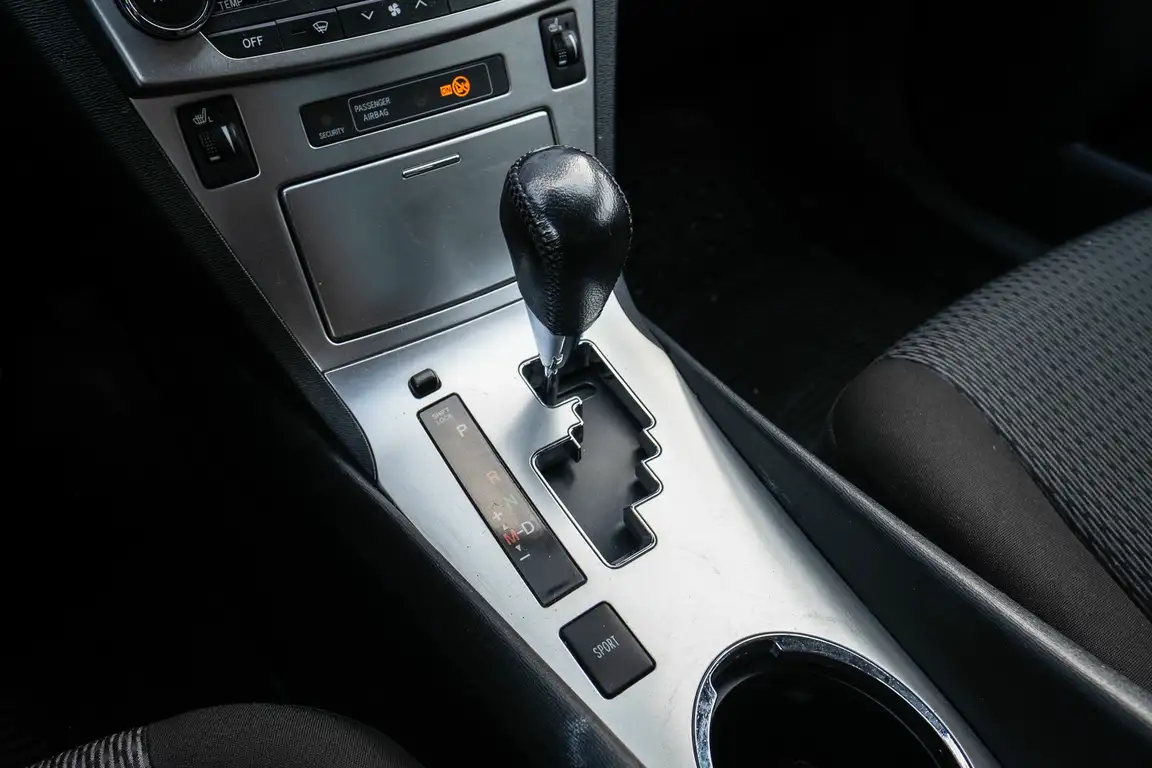 TOYOTA AVENSIS