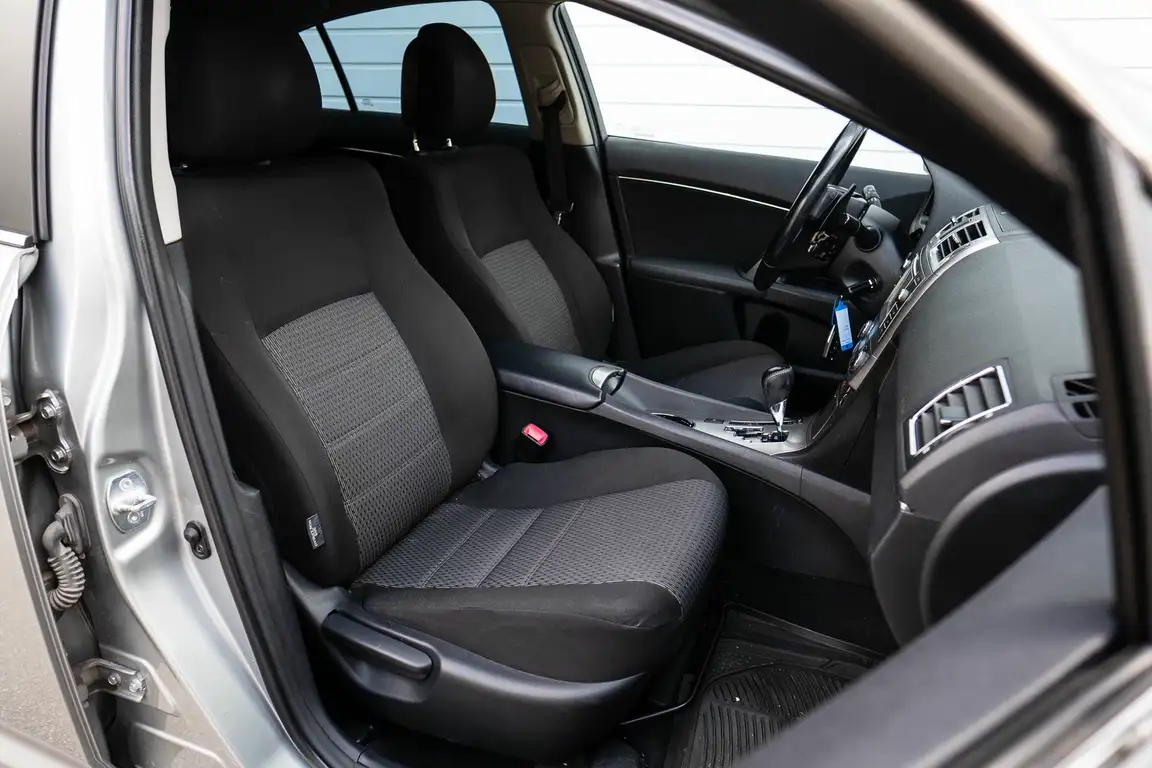 TOYOTA AVENSIS