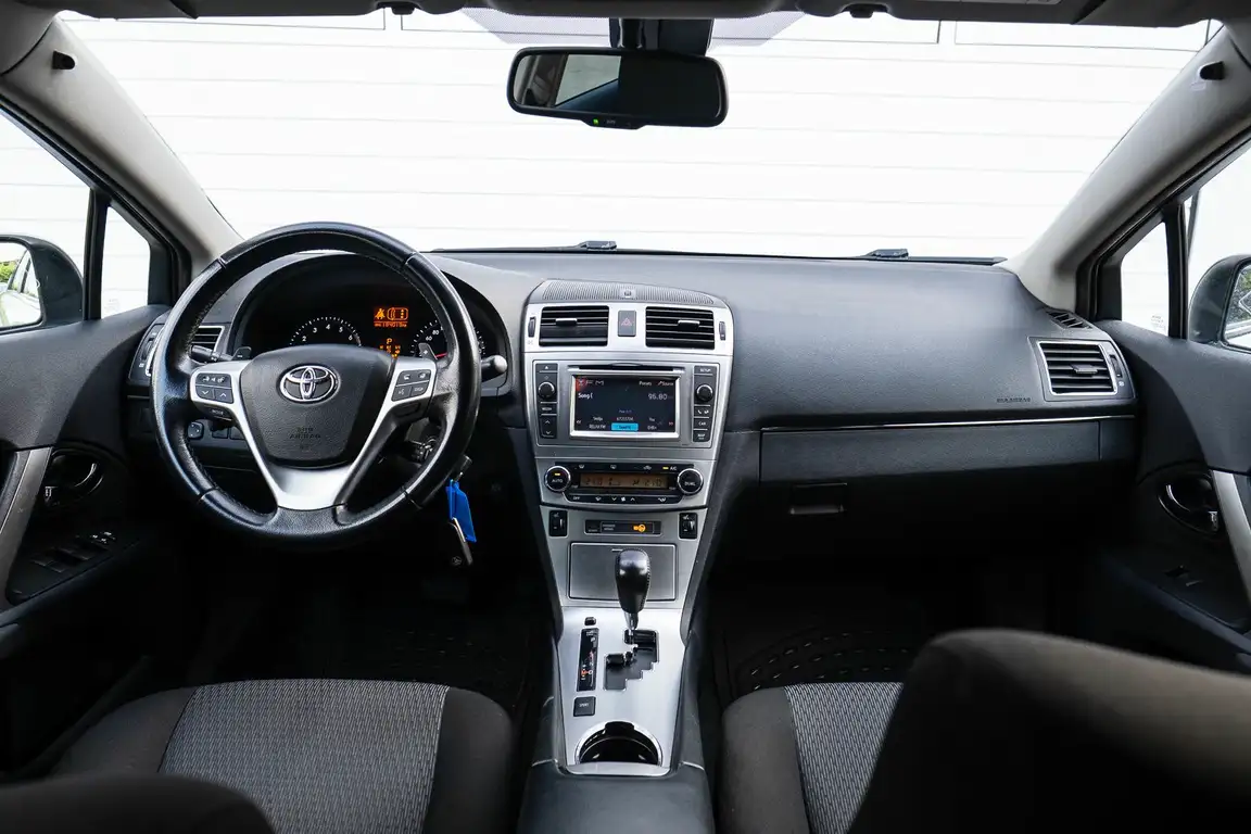 TOYOTA AVENSIS