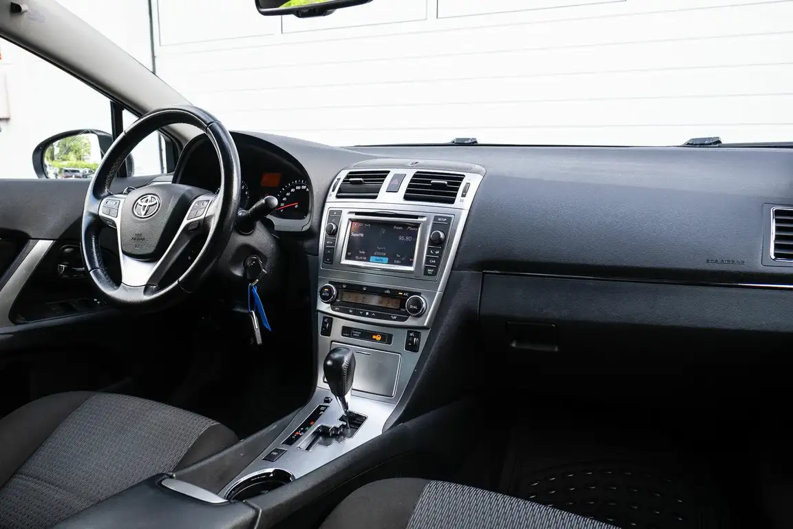 TOYOTA AVENSIS