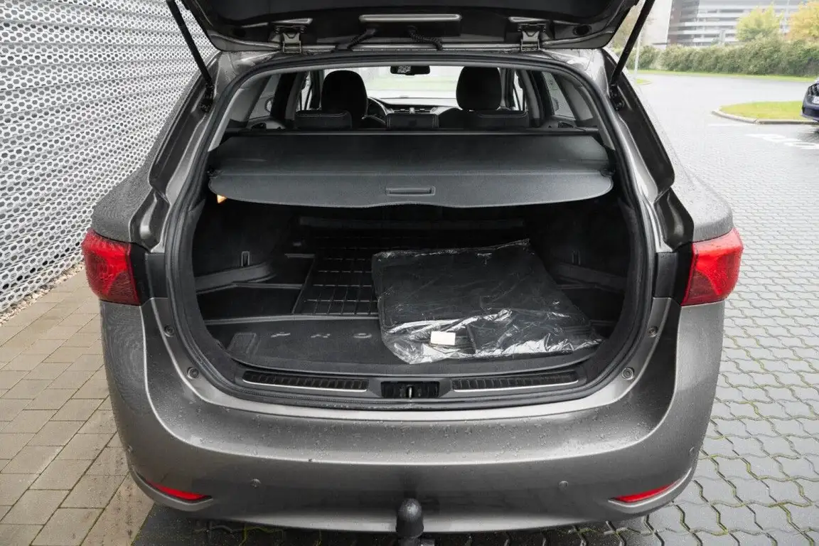 TOYOTA AVENSIS