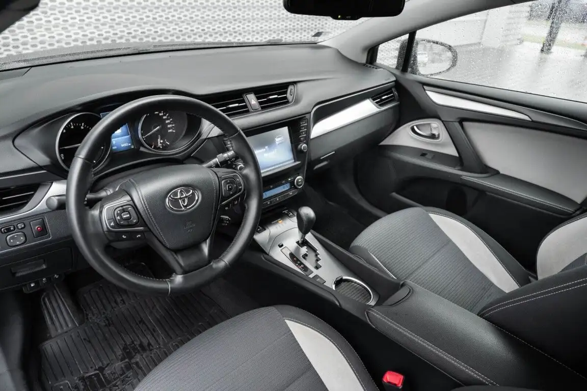 TOYOTA AVENSIS