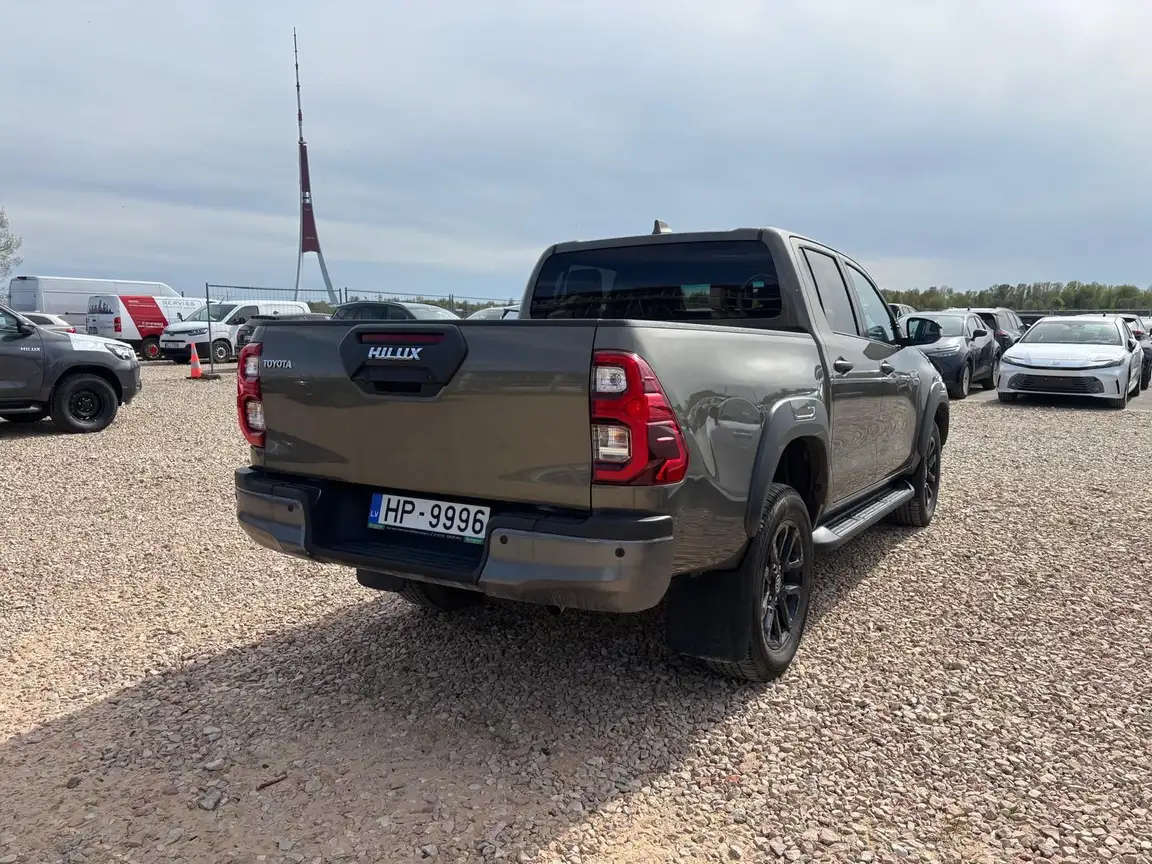 TOYOTA HILUX