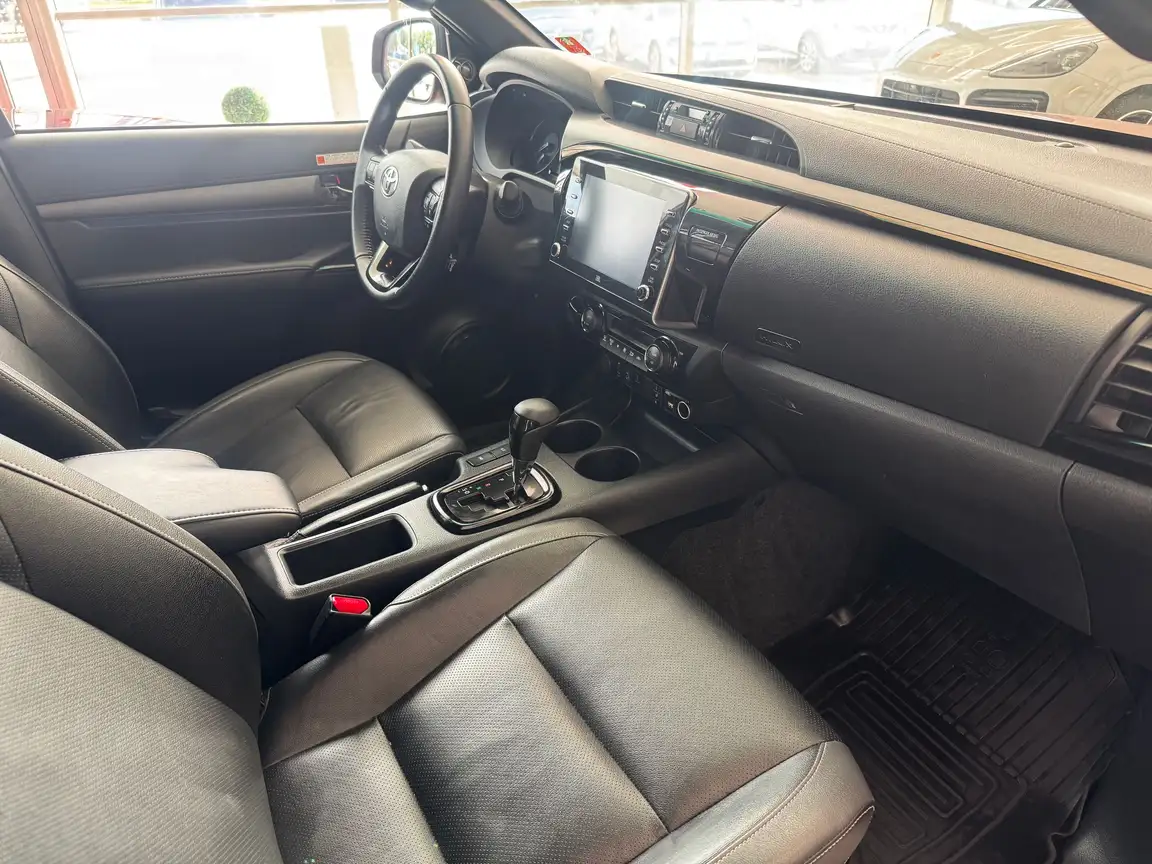 TOYOTA HILUX