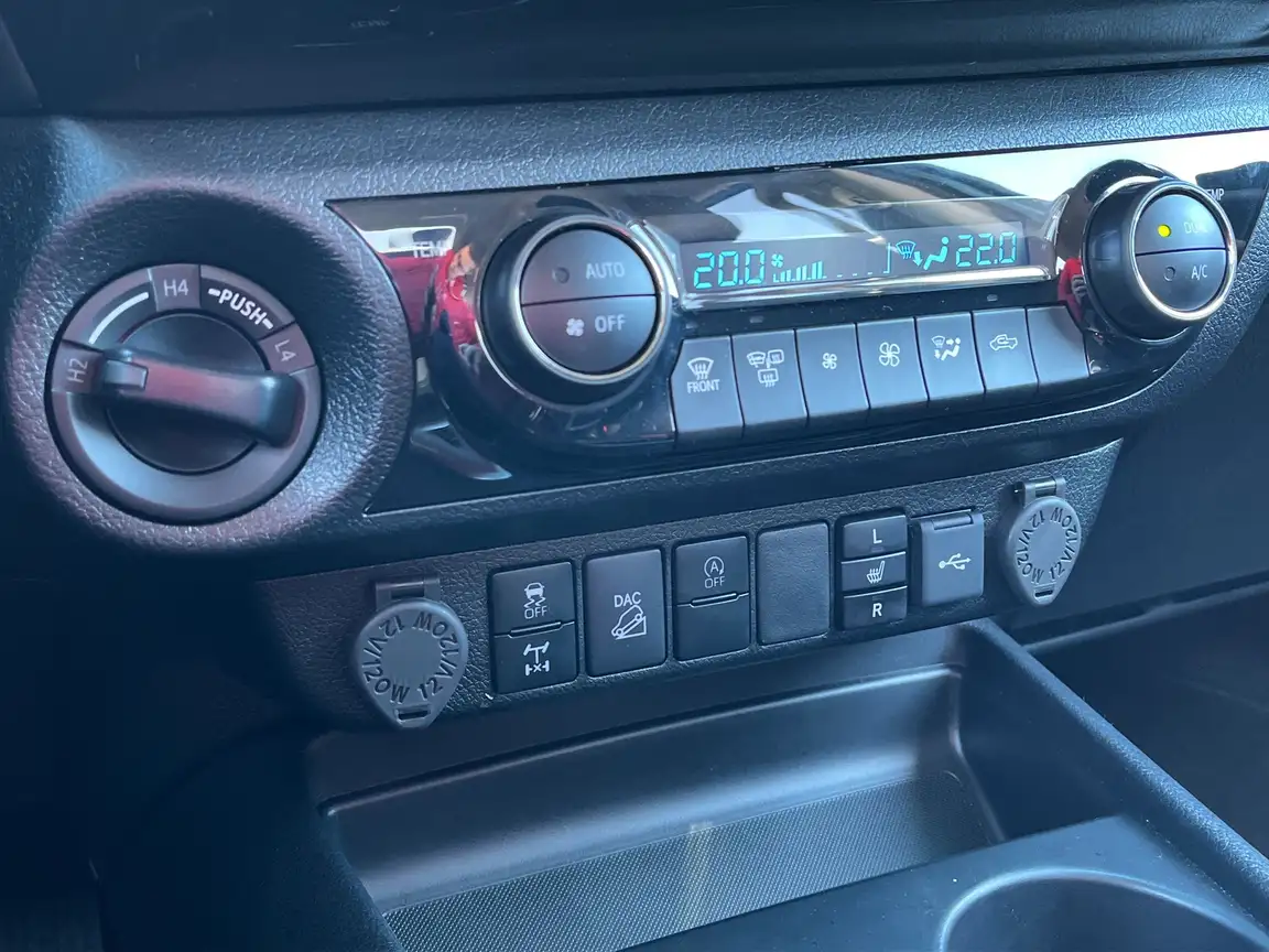 TOYOTA HILUX