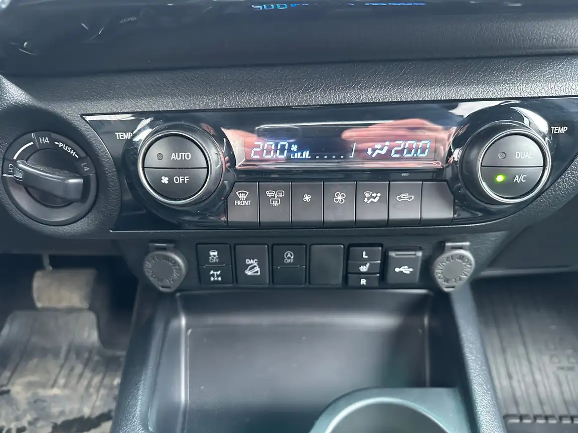 TOYOTA HILUX