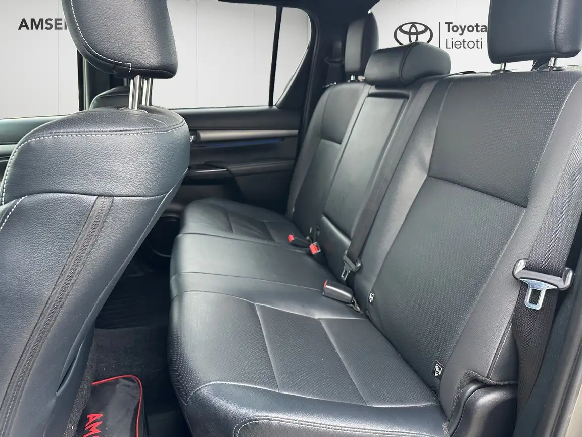 TOYOTA HILUX