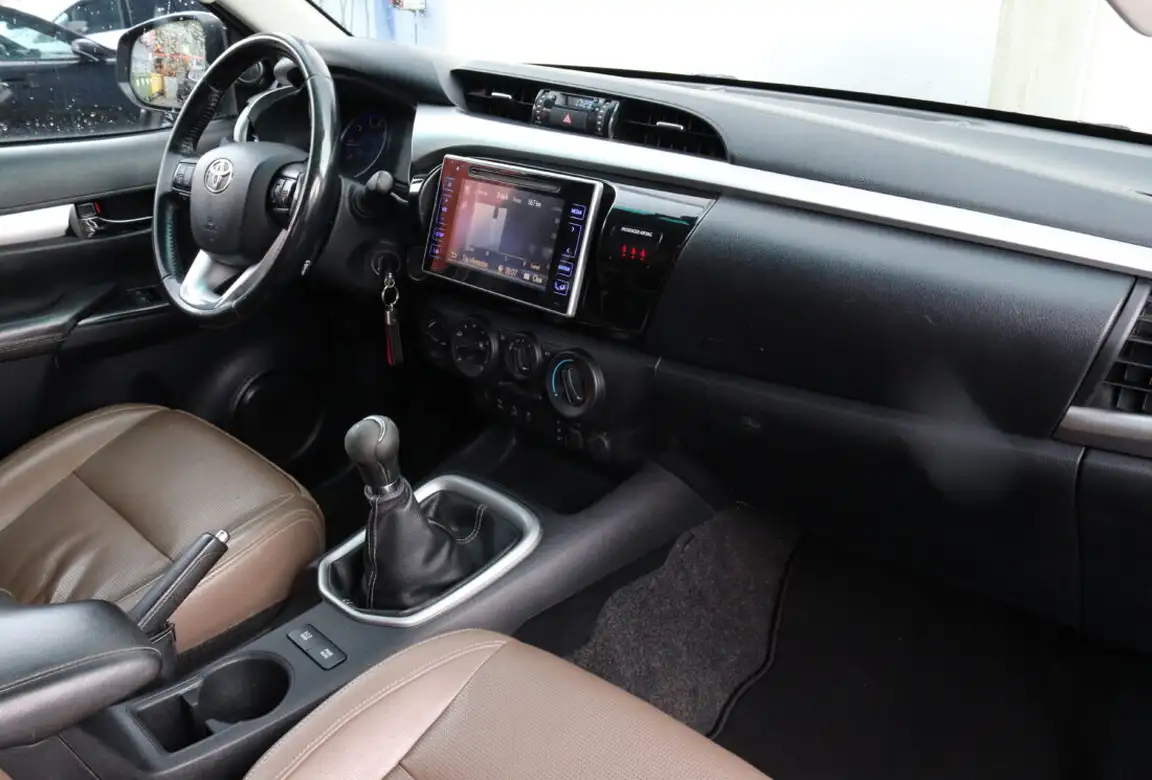 TOYOTA HILUX