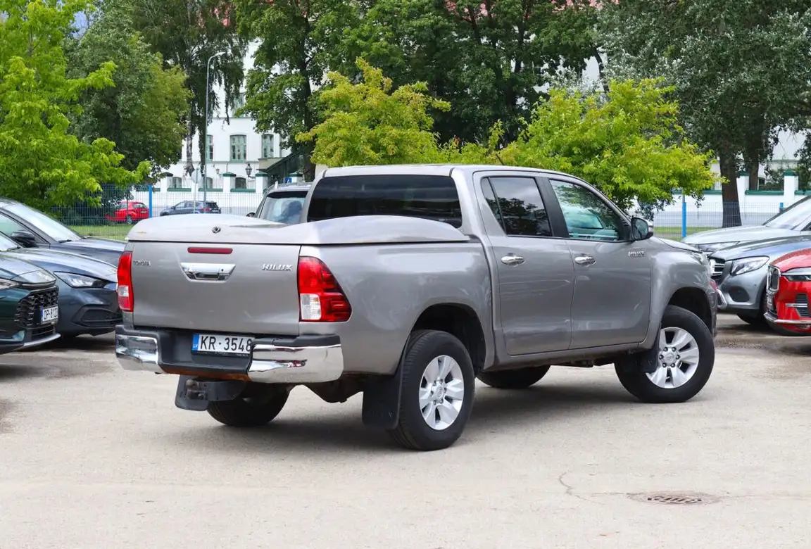 TOYOTA HILUX
