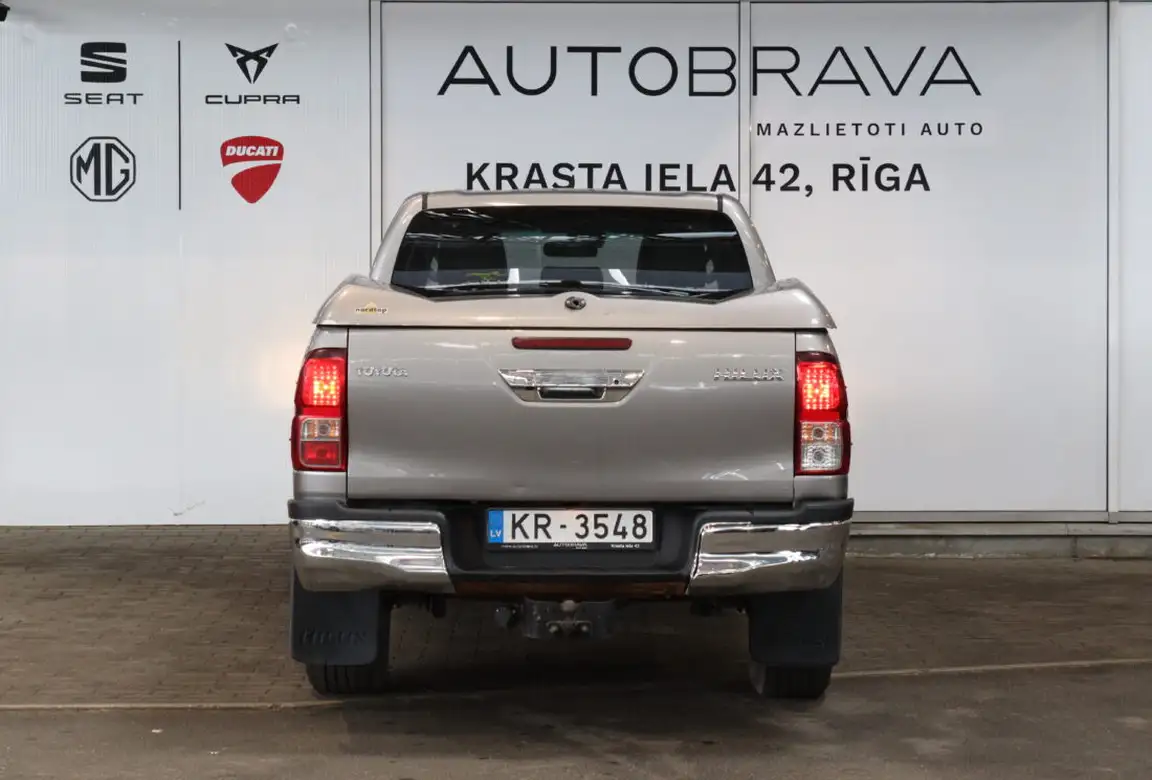 TOYOTA HILUX