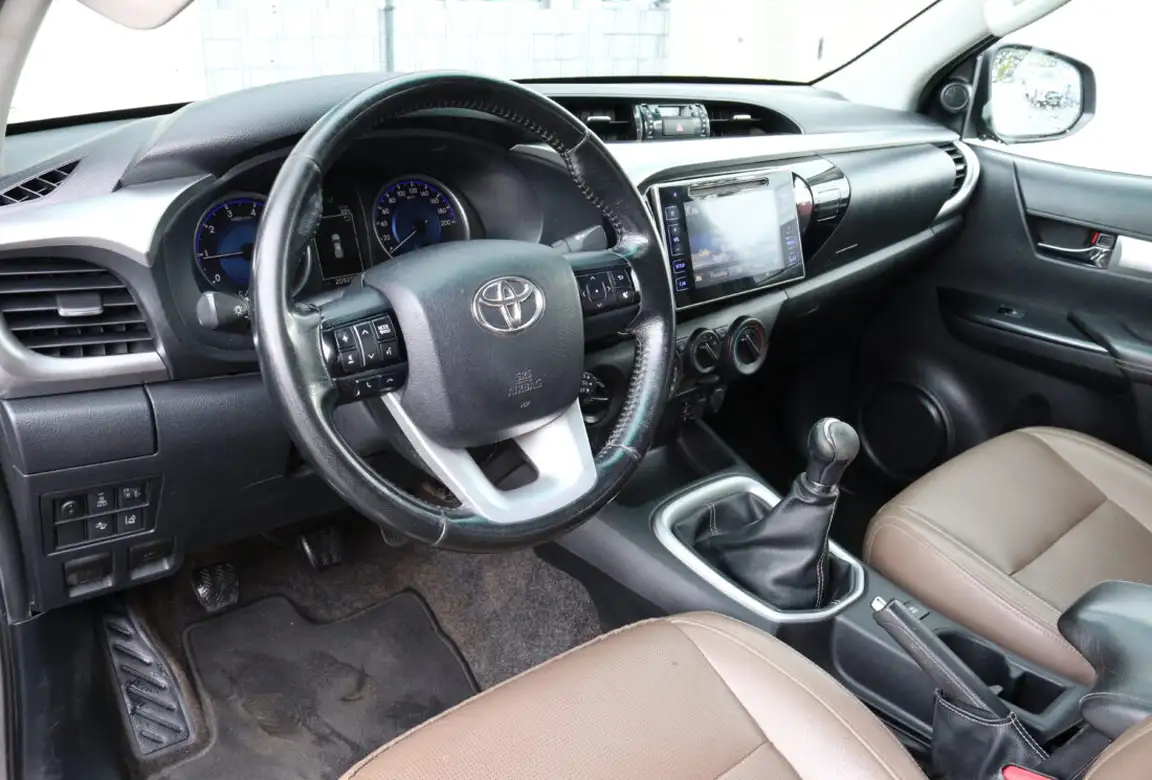 TOYOTA HILUX