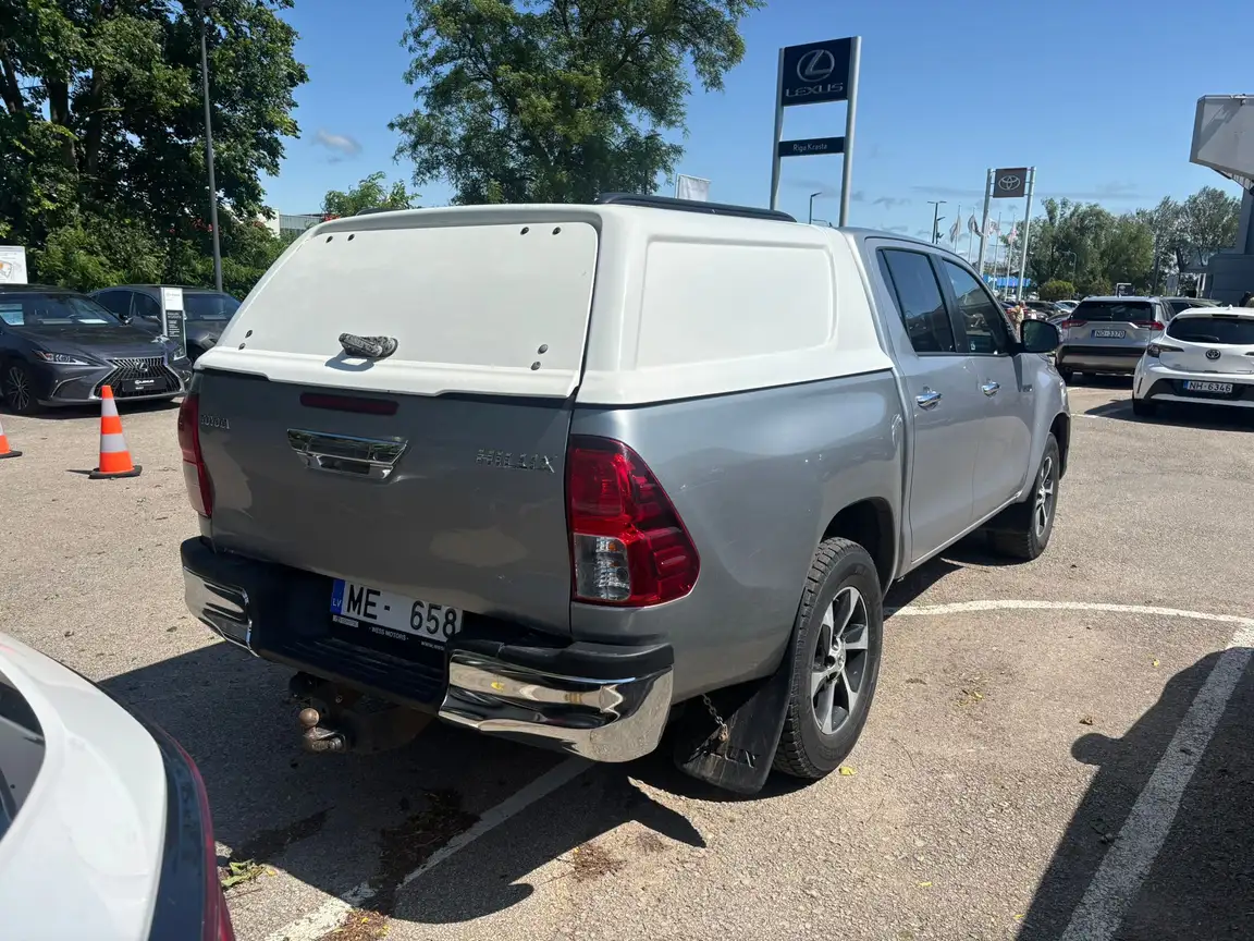 TOYOTA HILUX