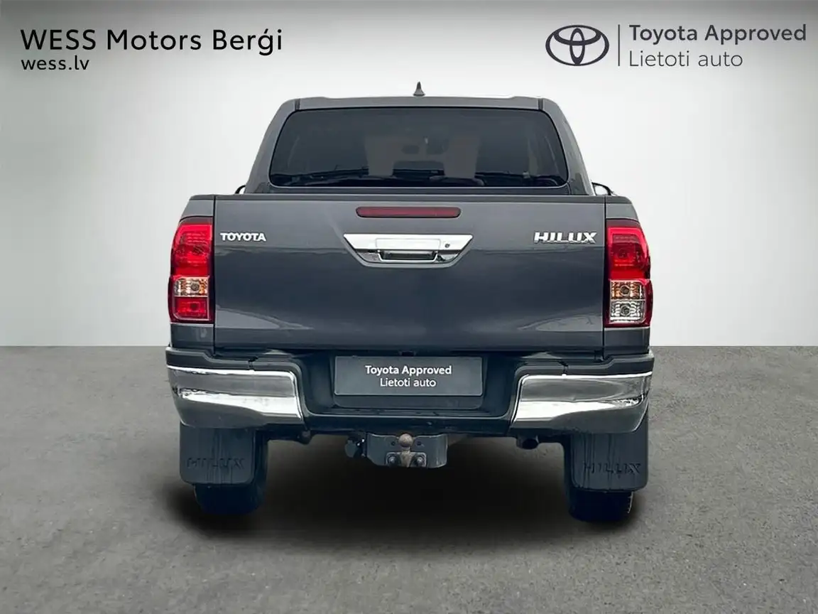TOYOTA HILUX