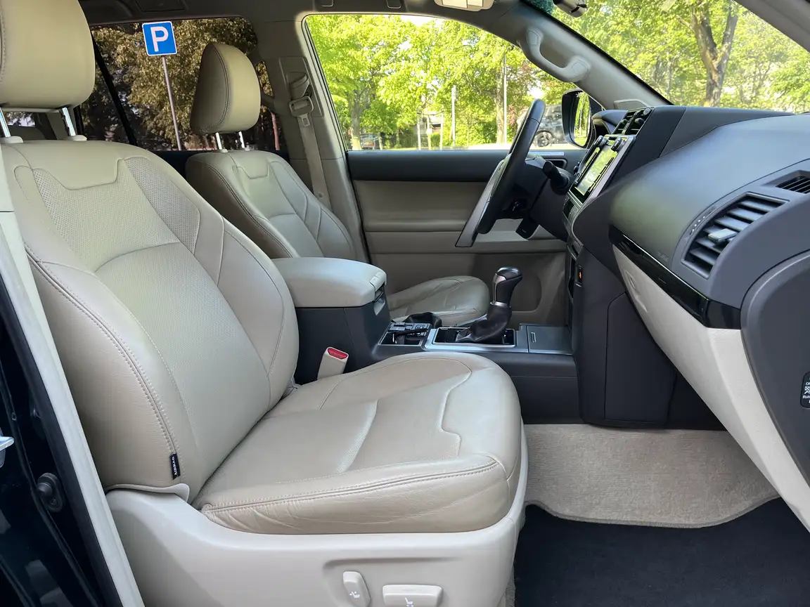 TOYOTA LAND CRUISER
