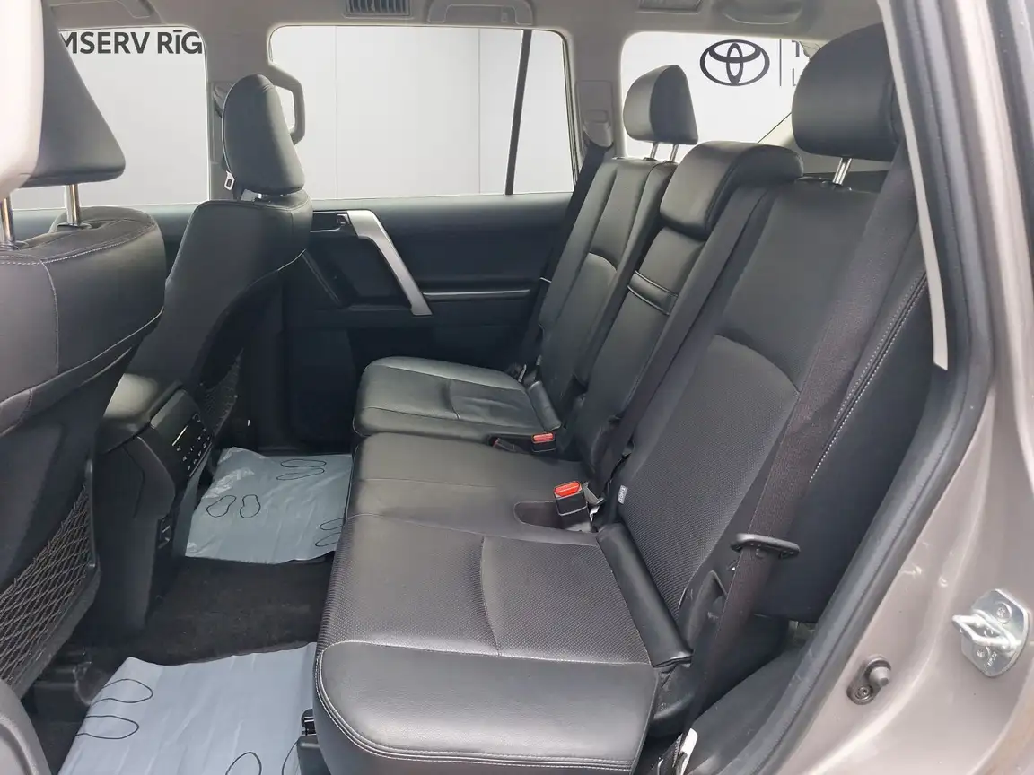 TOYOTA LAND CRUISER