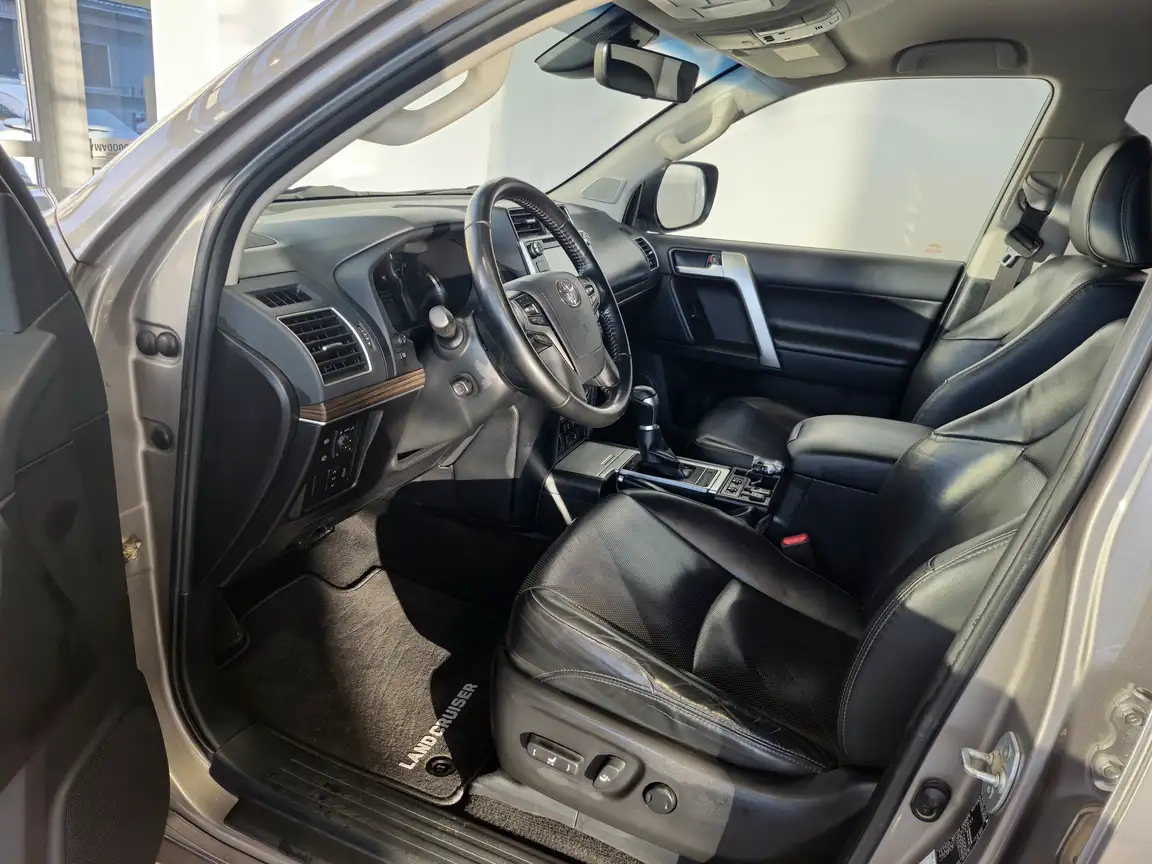 TOYOTA LAND CRUISER
