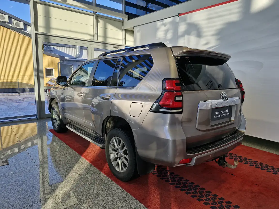 TOYOTA LAND CRUISER